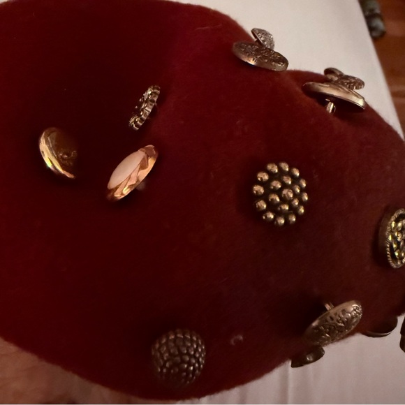 English VINTAGE Fred Daré Burgundy Beret with  charms and Buttons - Picture 7 of 10